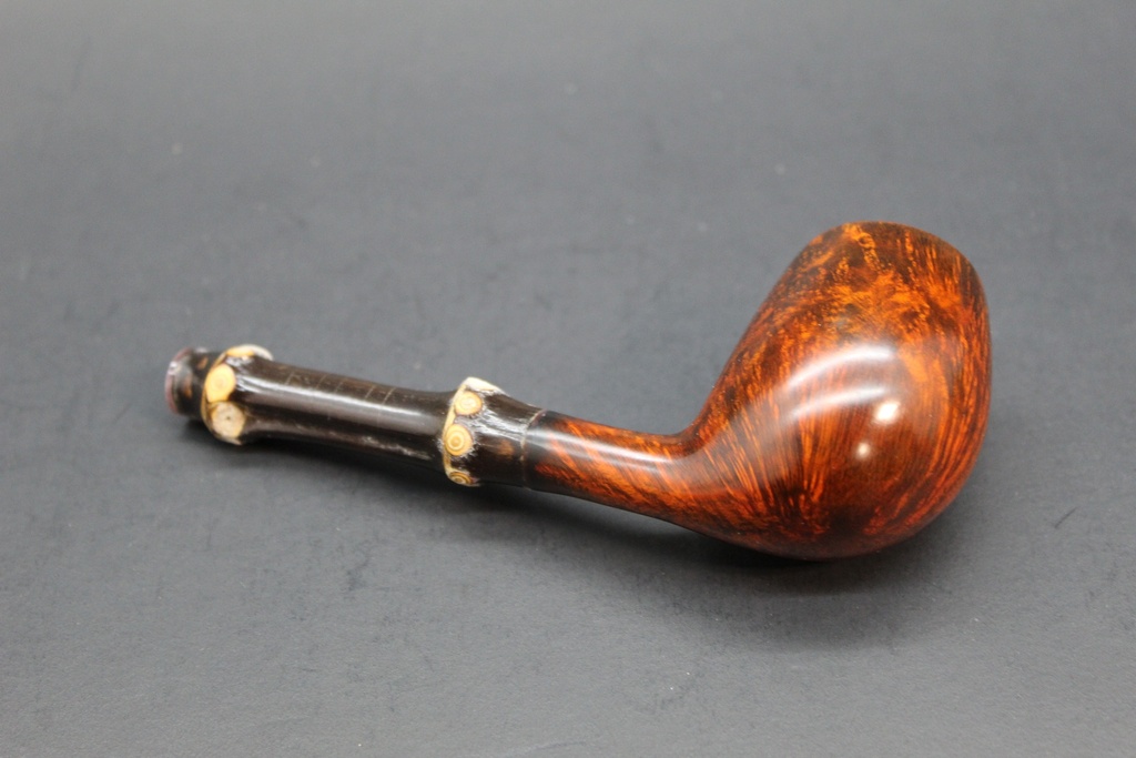 Deezil- Briarwood Pipe w/Bamboo Stem